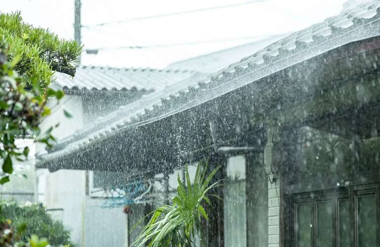 雨期前に家をしっかりと守ろう！屋根工事の重要性を知る